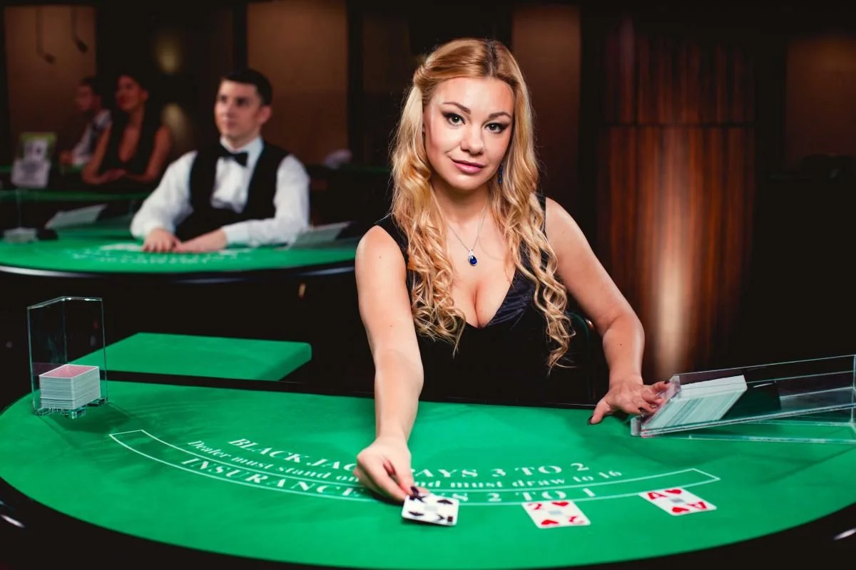 Tampilan dealer dan meja kasino live LOGAM777